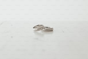白い背景に結婚指輪