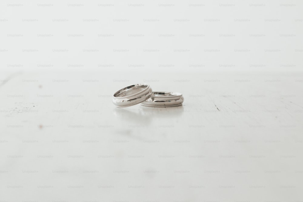 anéis do casamento em um fundo branco
