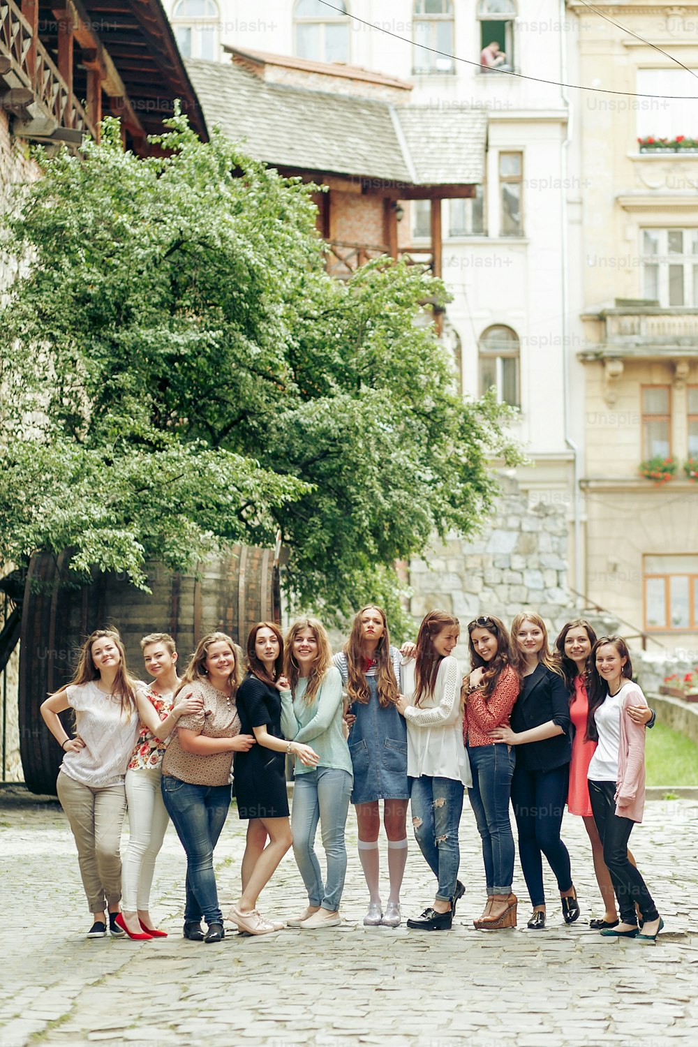 오래된 유럽 도시 거리, 여행 또는 축하 우정 개념, 행복의 순간을 배경으로 포즈를 취하는 행복한 세련된 여성 그룹
