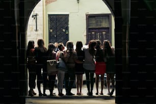 jeunes femmes heureuses regardant la vieille rue de la ville européenne, filles hipster élégantes, moments de bonheur, concept d’amitié, vue de dos