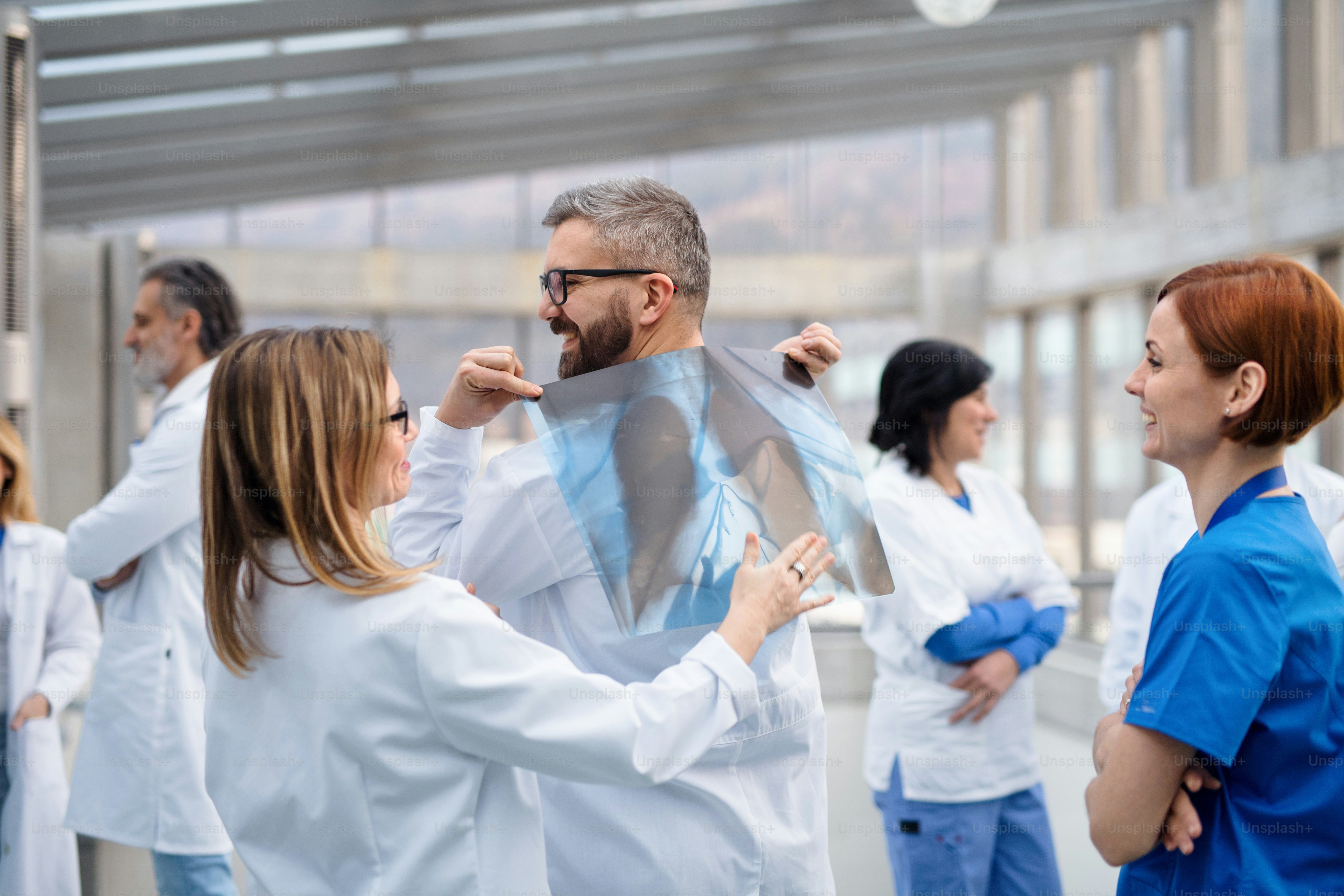 Grupo de médicos de pie en el pasillo de la conferencia médica, havig fun.