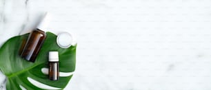 대리석 배경에 녹색 열대 잎이 있는 천연 유기농 화장품. 스킨 케어, 바디 및 헤어 케어를위한 SPA 뷰티 제품. 플랫 레이, 평면도, 복사 공간