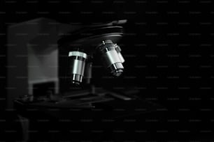 Focus su microscopio con lente metallica per esperimenti, dimostrazioni didattiche in laboratori clinici. Concetto di ricerca sulla medicina. Sfondo sfocato