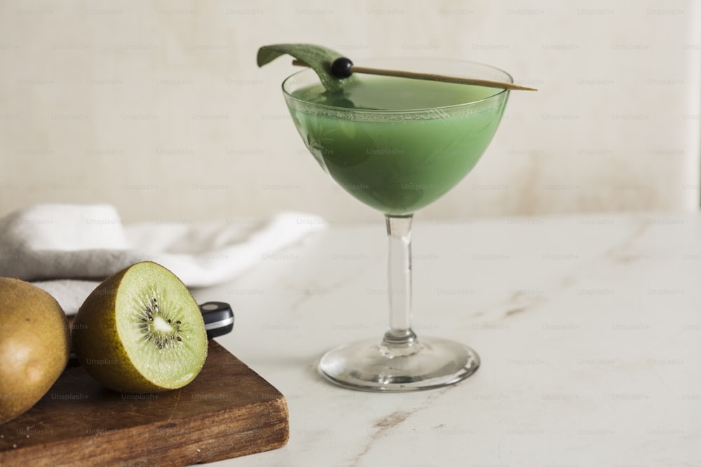 Coquetel verde, feito com shake de kiwi, vodka, prosecco ou champanhe, decorado com folha de sálvia