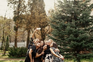 Stilvolle elegante Frauen machen lustige Selfies bei der Feier Sunny in Park, Luxus Happy Life Konzept
