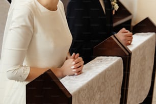 教会での結婚式で膝をついて聖体拝領の準備をする新郎新婦