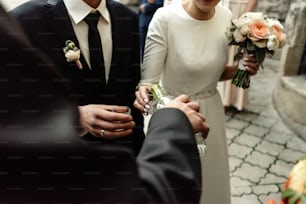 Glückliche Braut und Bräutigam stoßen und lachen, lustiger Moment, wunderschöne Hochzeitsfeier