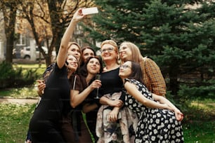 Stilvolle elegante Frauen machen lustige Selfies bei der Feier Sunny in Park, Luxus Happy Life Konzept