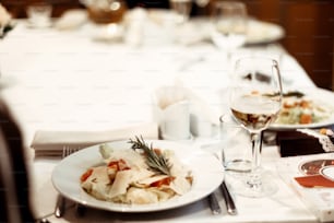 stilvoller Luxustisch mit Speisen und Getränken bei eleganter Feier, Catering im Restaurant