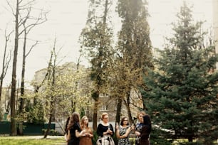공원에서 샴페인으로 축하하는 럭셔리 우아한 여성 그룹, 럭셔리 해피 라이프 컨셉