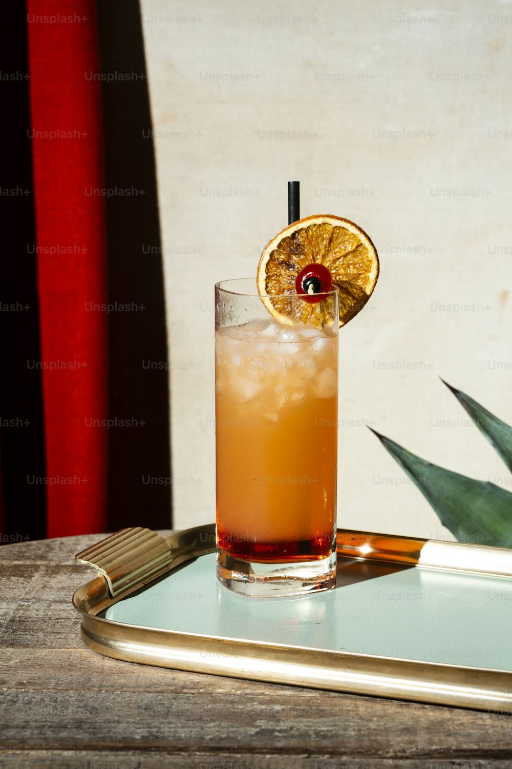 Tequila sunrise, ein Cocktail mit Tequila, frisch gepresstem Orangensaft, Grenadine und gebrochenem Eis
