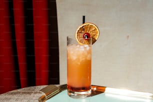 Tequila sunrise, un cocktail avec de la tequila, du jus d’orange fraîchement pressé, de la grenadine et de la glace concassée