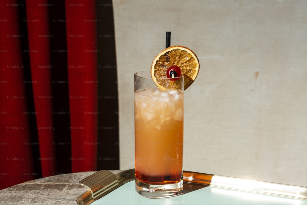 Tequila sunrise, un cocktail con tequila, spremuta d'arancia fresca, granatina e ghiaccio macinato