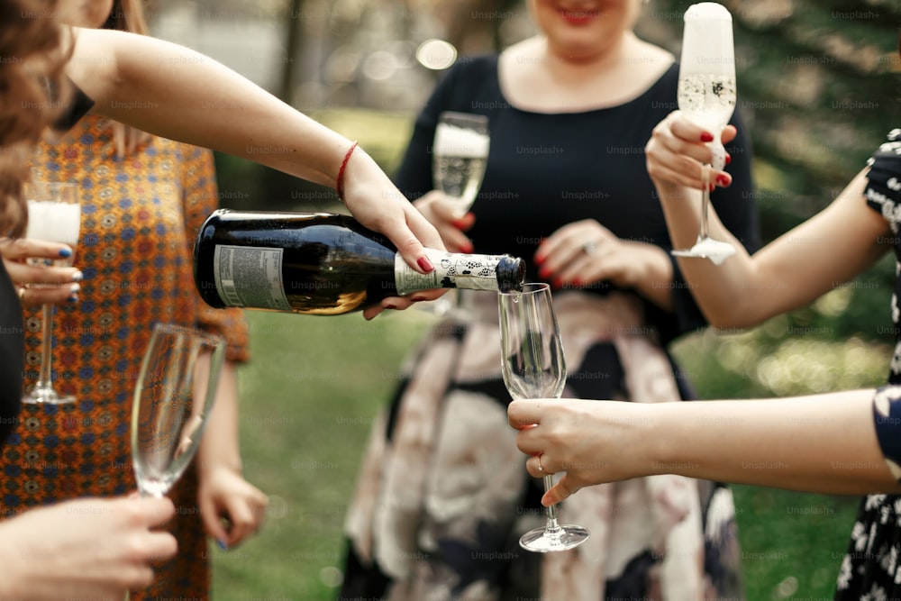 mulheres elegantes de luxo na celebração bebendo champanhe no terraço do restaurante