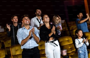 Groupe de spectateurs heureux et amusants regarder le cinéma dans la salle de cinéma. Concept d’activité de loisirs et de divertissement de groupe.