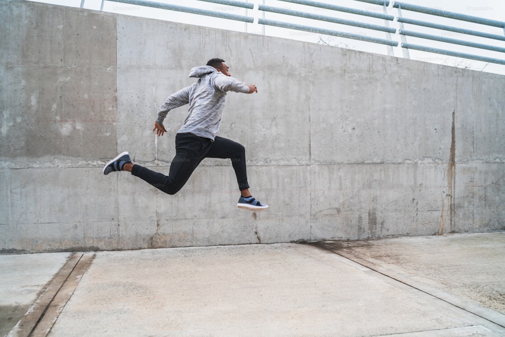 屋外でジャンプして運動するスポーツマンの肖像画。スポーツ、フィットネス、健康的なライフスタイル。