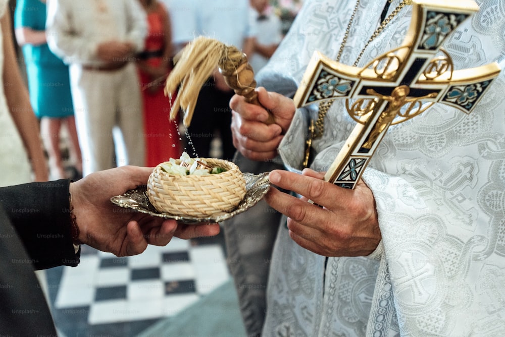 Priester segnet Luxus-Eheringe in der alten Kirche