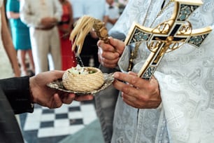 Sacerdote bendiciendo anillos de boda de lujo en la antigua iglesia