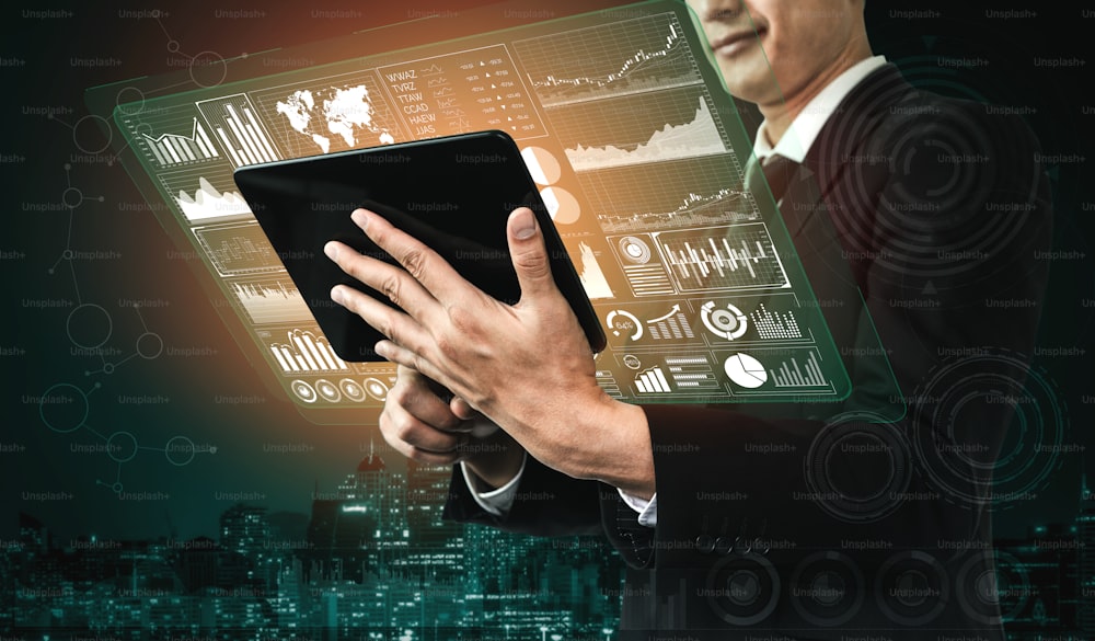 Tecnologia Big Data per il concetto analitico di finanza aziendale. L'interfaccia grafica moderna mostra informazioni massicce del rapporto di vendita aziendale, del grafico dei profitti e dell'analisi delle tendenze del mercato azionario sul monitor dello schermo.