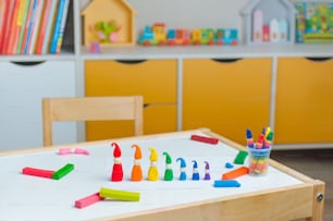 Gnomes colorés en argile de jeu d’enfant sur la table de la chambre des enfants. Activités à domicile pour la famille.