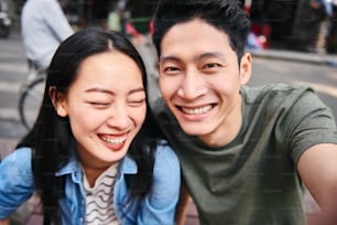 Selfie do casal vietnamita na cidade