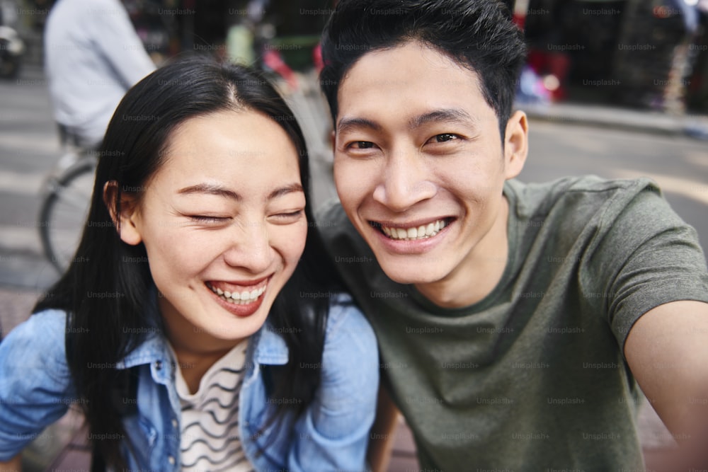 Selfie do casal vietnamita na cidade