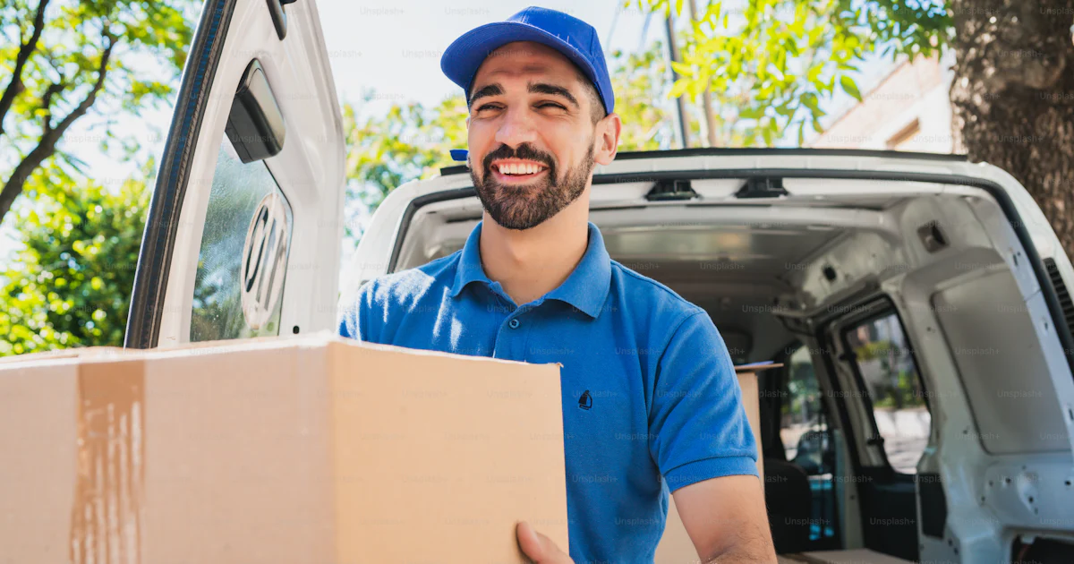 Portrait D un Livreur Transportant Des Colis Tout En Effectuant Une portrait-d-un-livreur-transportant-des-colis-tout-en-effectuant-une
