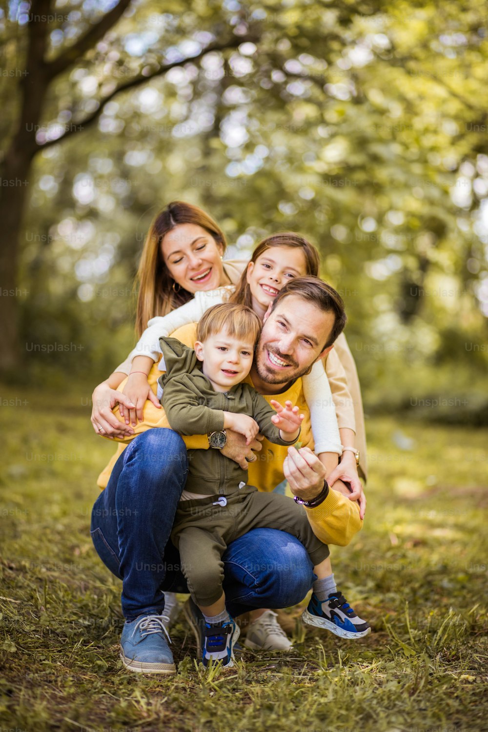 Se divierten más en familia. Padres que pasan tiempo con sus hijos al aire libre.