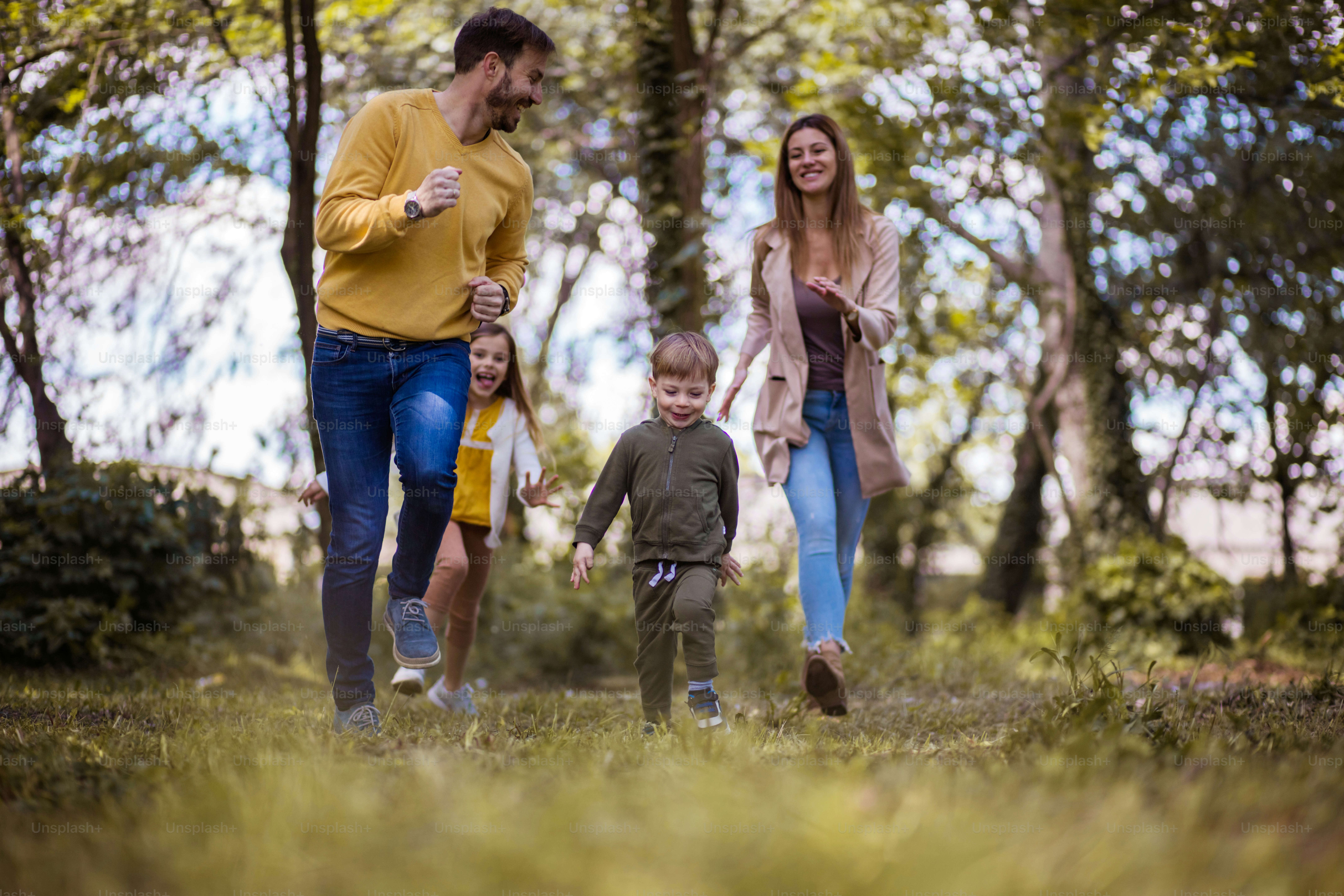 La aventura nos está esperando. Padres que pasan tiempo con sus hijos al aire libre. La atención se centra en primer plano