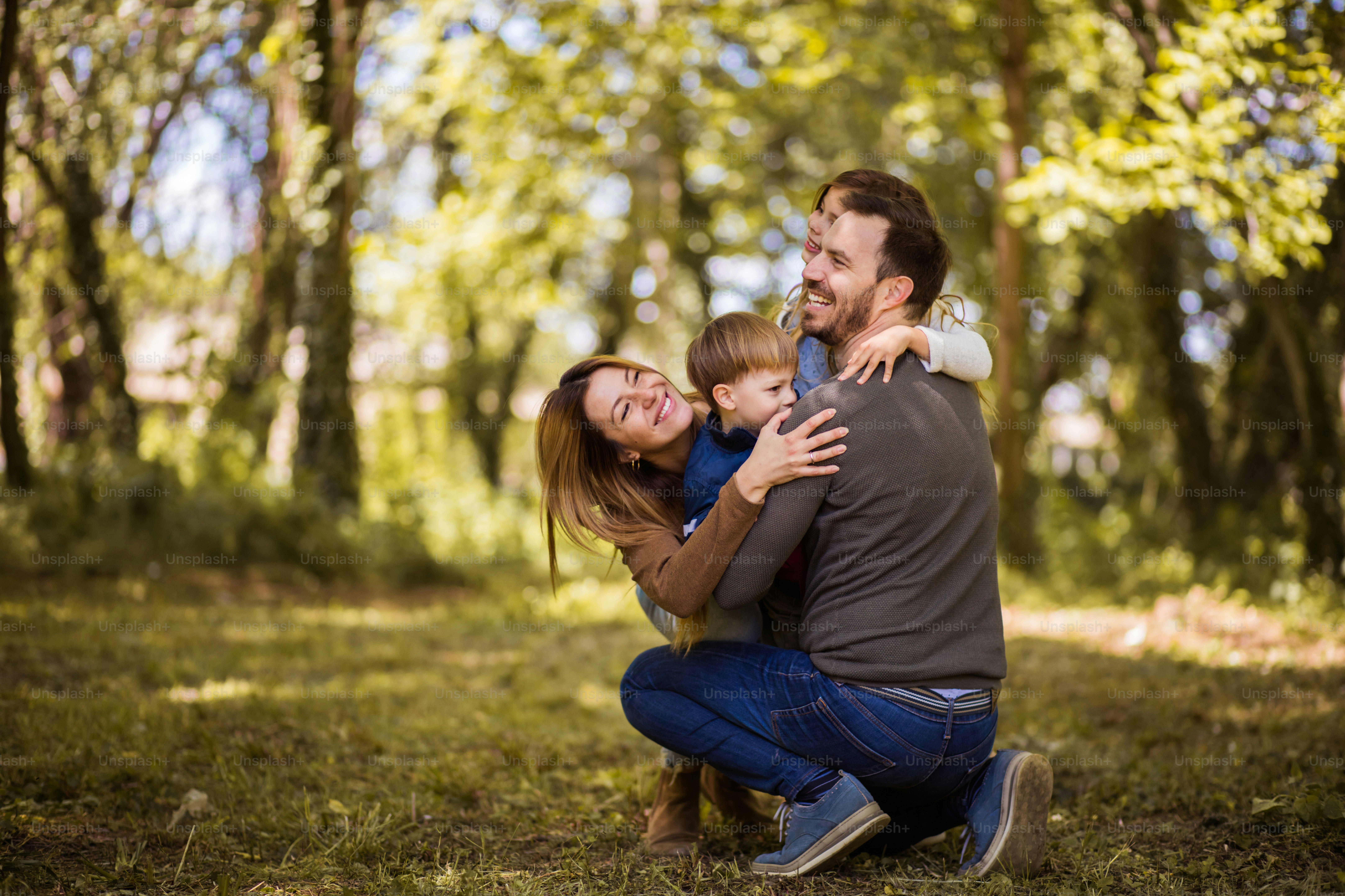 Se divierten más en familia.  Padres que pasan tiempo con sus hijos al aire libre