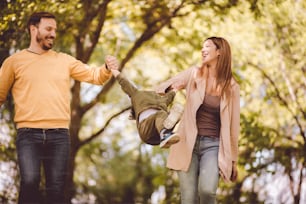 Sie führten uns in eine Liebe ein, von der wir nie wussten, dass sie existiert. Eltern verbringen Zeit mit dem Sohn draußen.