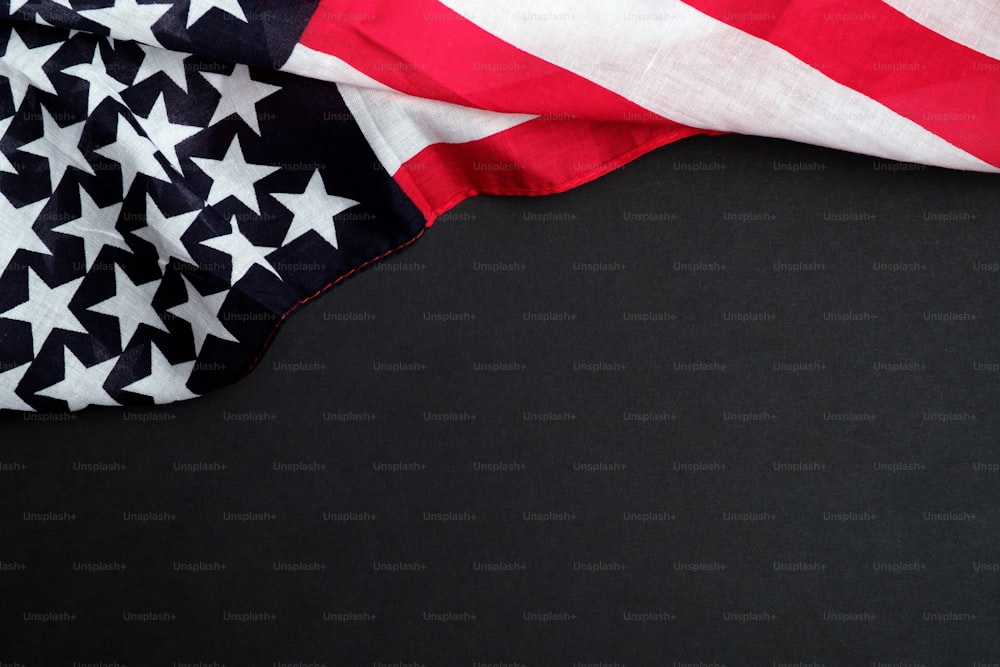 暗い背景にアメリカの国旗。戦没将兵追悼記念日または7月4日の米国独立記念日のバナーモックアップ
