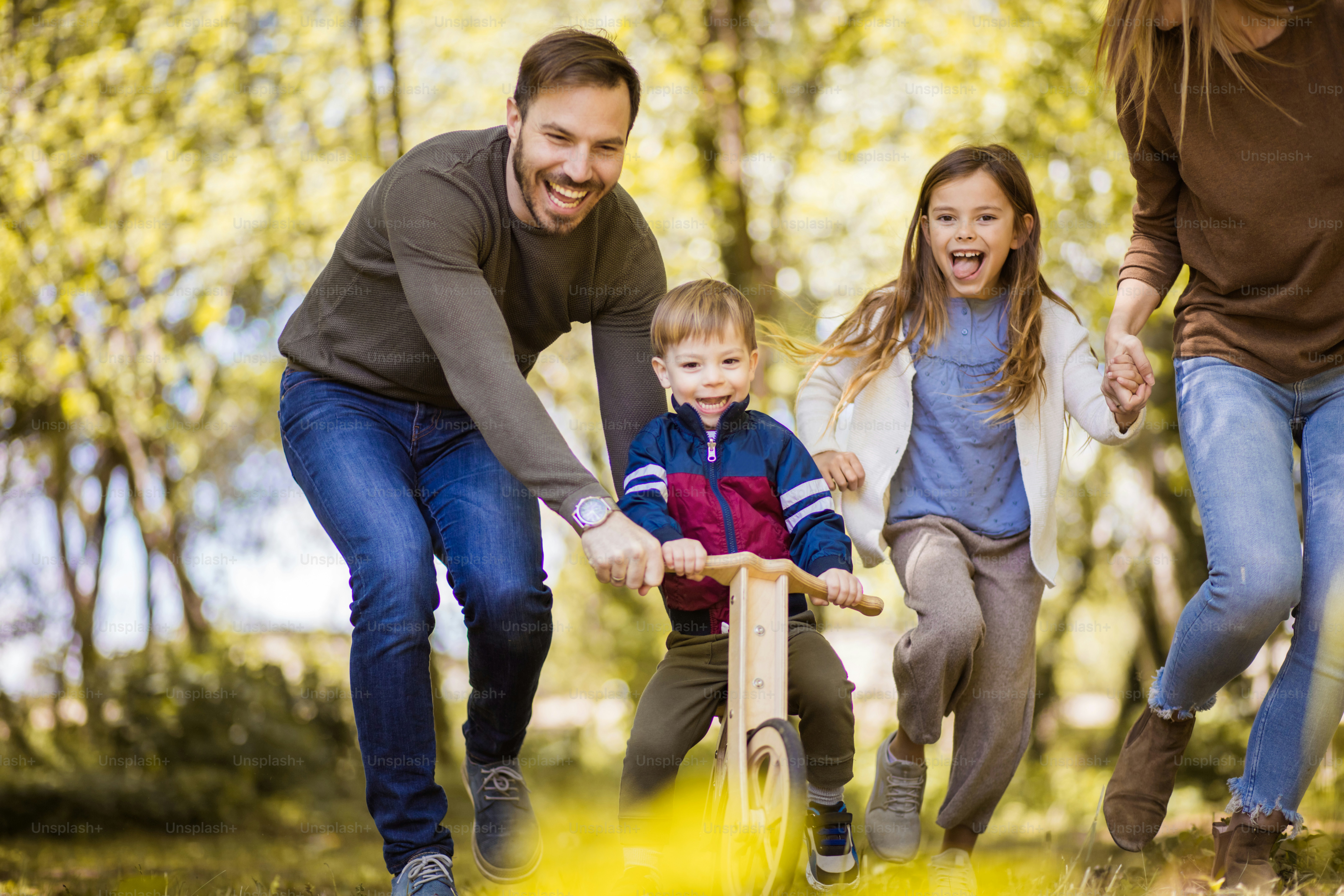 Tienen mucha energía para correr. Padres que pasan tiempo con sus hijos al aire libre