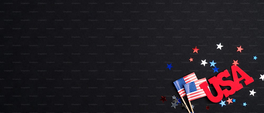 Modelo de banner do Dia da Independência dos EUA com bandeiras americanas, sinal EUA e confete. Modelo de cartaz de celebração de 4 de julho. Patriotismo e conceito de feriados nacionais dos EUA