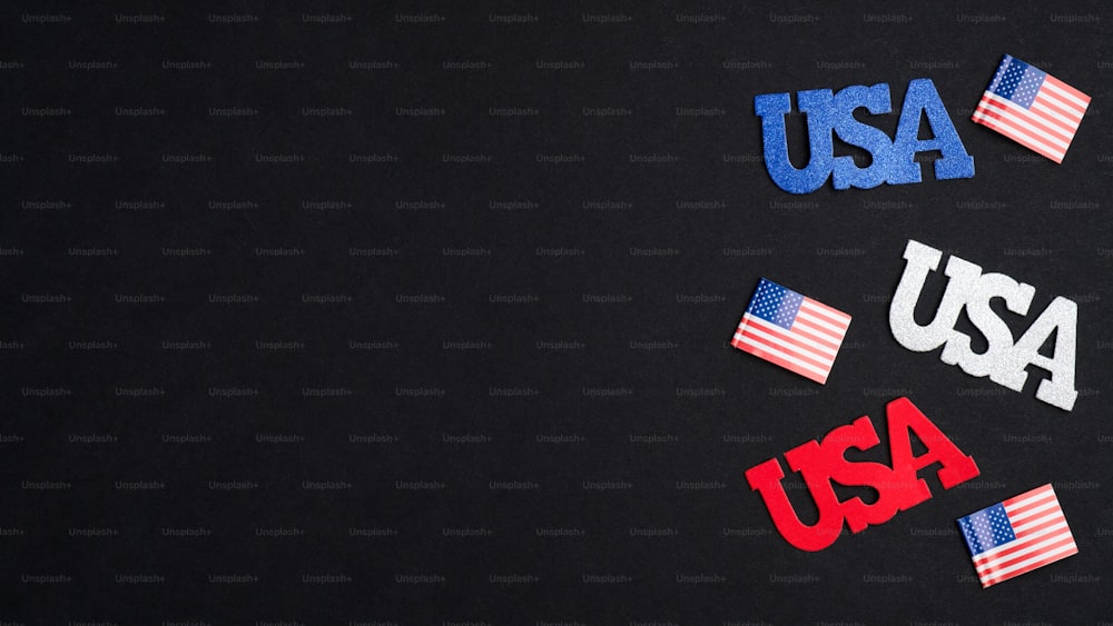 Maquete da bandeira do Dia da Independência de Quatro de Julho. Sinais dos EUA e bandeiras americanas em fundo escuro. Patriotismo e conceito de feriados nacionais dos EUA