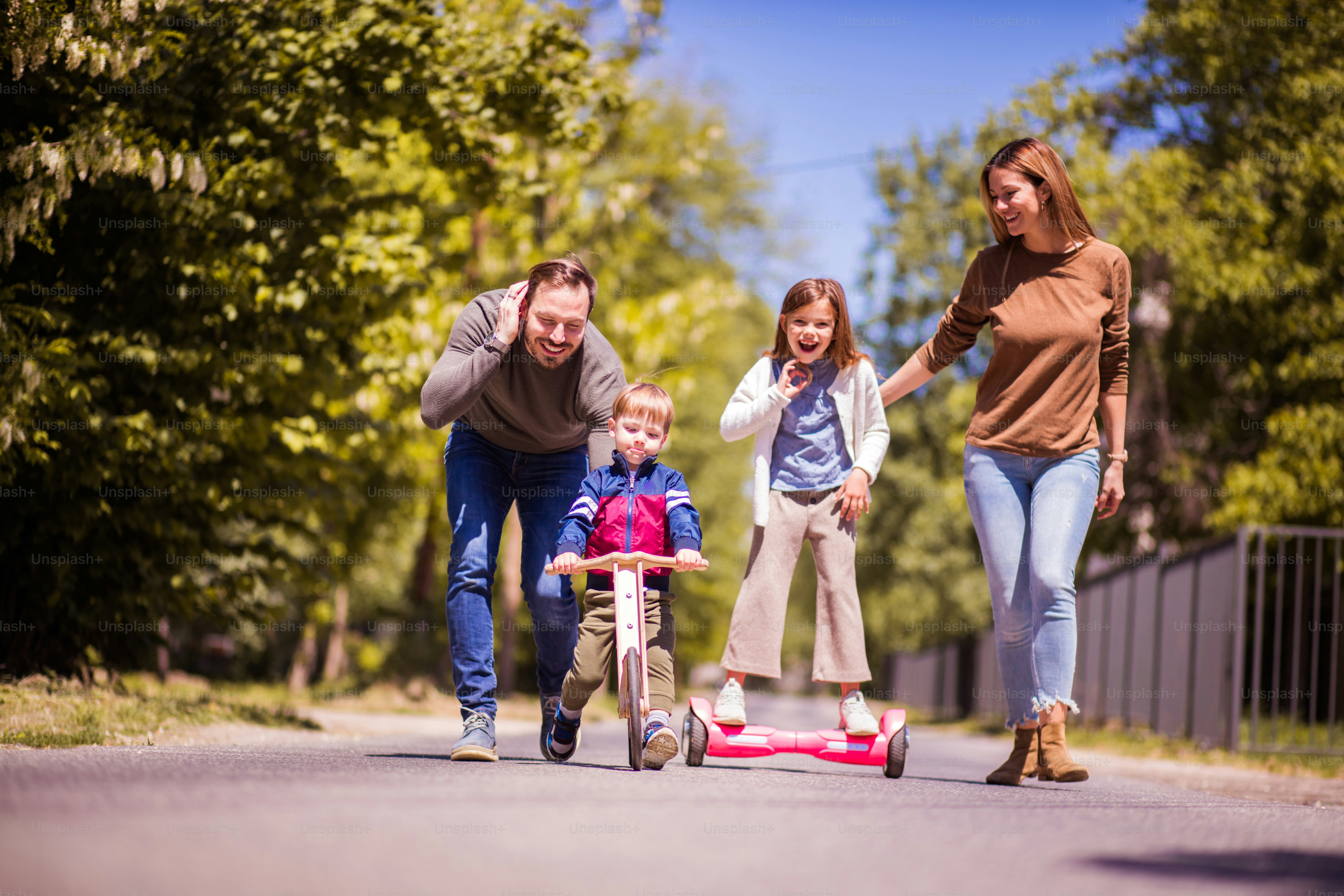 La felicidad familiar es algo que el dinero no puede comprar. Padres que pasan tiempo con sus hijos al aire libre