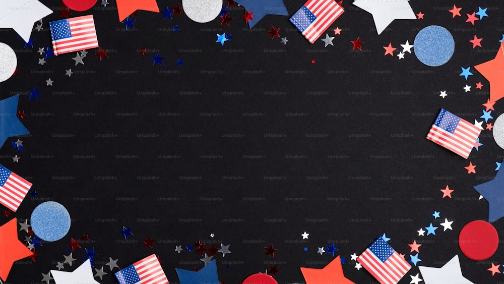 Feliz dia da independência conceito EUA. Quadro feito de bandeiras americanas, estrelas, confetes no fundo escuro. Modelo de cartaz de celebração de quatro de julho, maquete de banner de feriados nacionais dos EUA