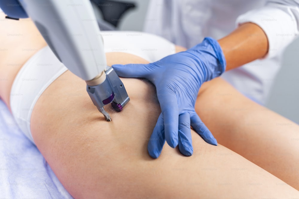 Dermatologista realizando um procedimento não invasivo em uma paciente jovem em um salão de beleza