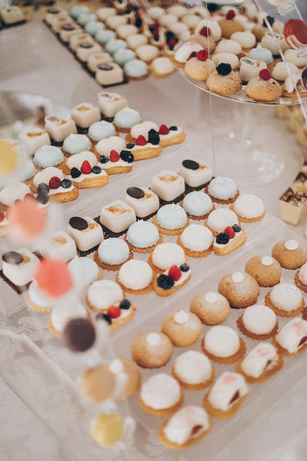 Köstliche cremige Desserts mit Früchten, Macarons, Kuchen und Keksen auf dem Tisch bei der Hochzeitsfeier im Restaurant. Luxus-Catering-Service. Hochzeit Schokoriegel.