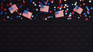 Modello di banner Happy Independence Day USA. Bordo della cornice di coriandoli blu rossi bianchi e bandiere americane su sfondo scuro. Concetto di celebrazione del 4 luglio.