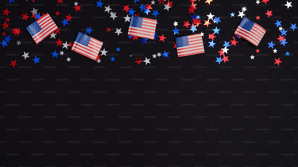 Modelo de banner Happy Independence Day USA. Borda da moldura de confetes azuis, vermelhos, brancos e bandeiras americanas no fundo escuro. Conceito de celebração do 4 de Julho.
