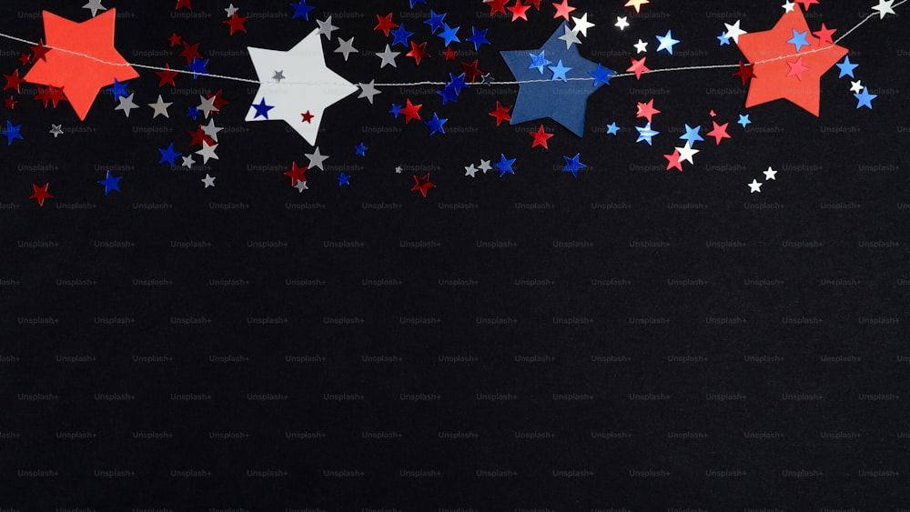 Plantilla de banner de feliz día de la independencia, concepto de celebración del 4 de julio. Confeti azul, rojo, blanco y estrellas en los colores nacionales de EE. UU. sobre fondo negro.