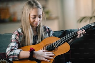 Giovane ragazza con la chitarra. Bambina in posa con la chitarra.