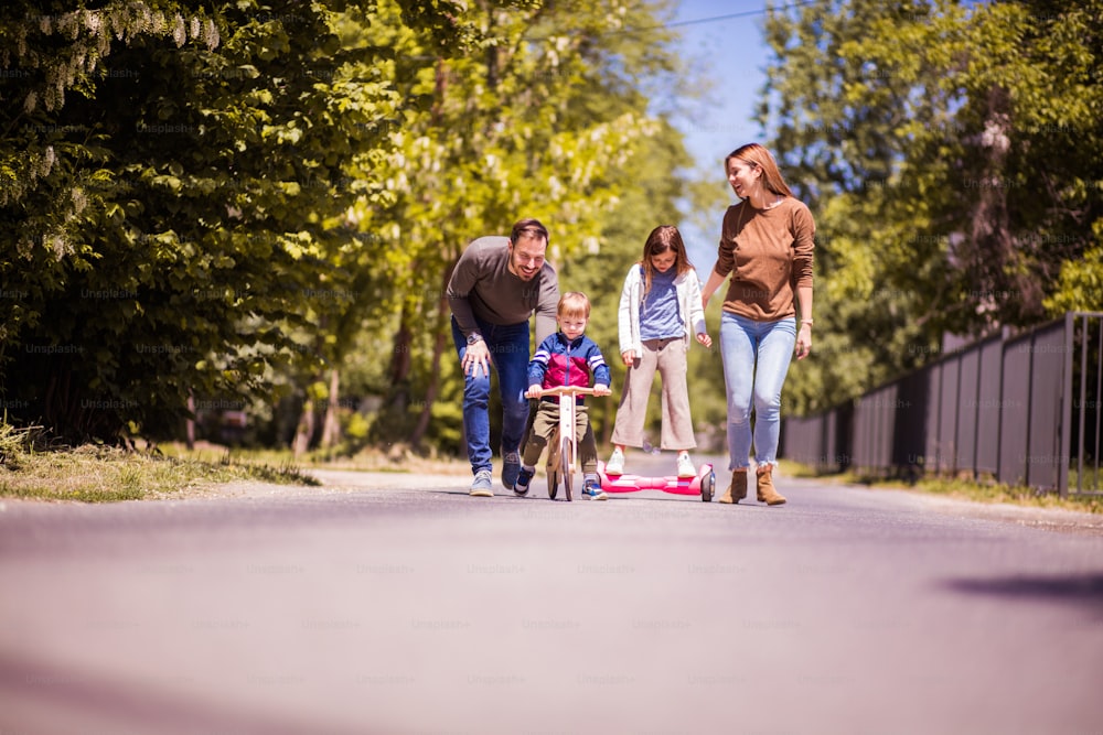 È tempo di attività estive. Genitori che trascorrono del tempo con i loro figli all'aperto.