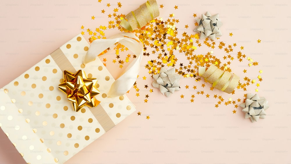 Estrellas de confeti doradas planas, serpentinas de fiesta, bolsa de regalo sobre mesa beige. Concepto de celebración de Navidad, cumpleaños o boda. Vista superior.