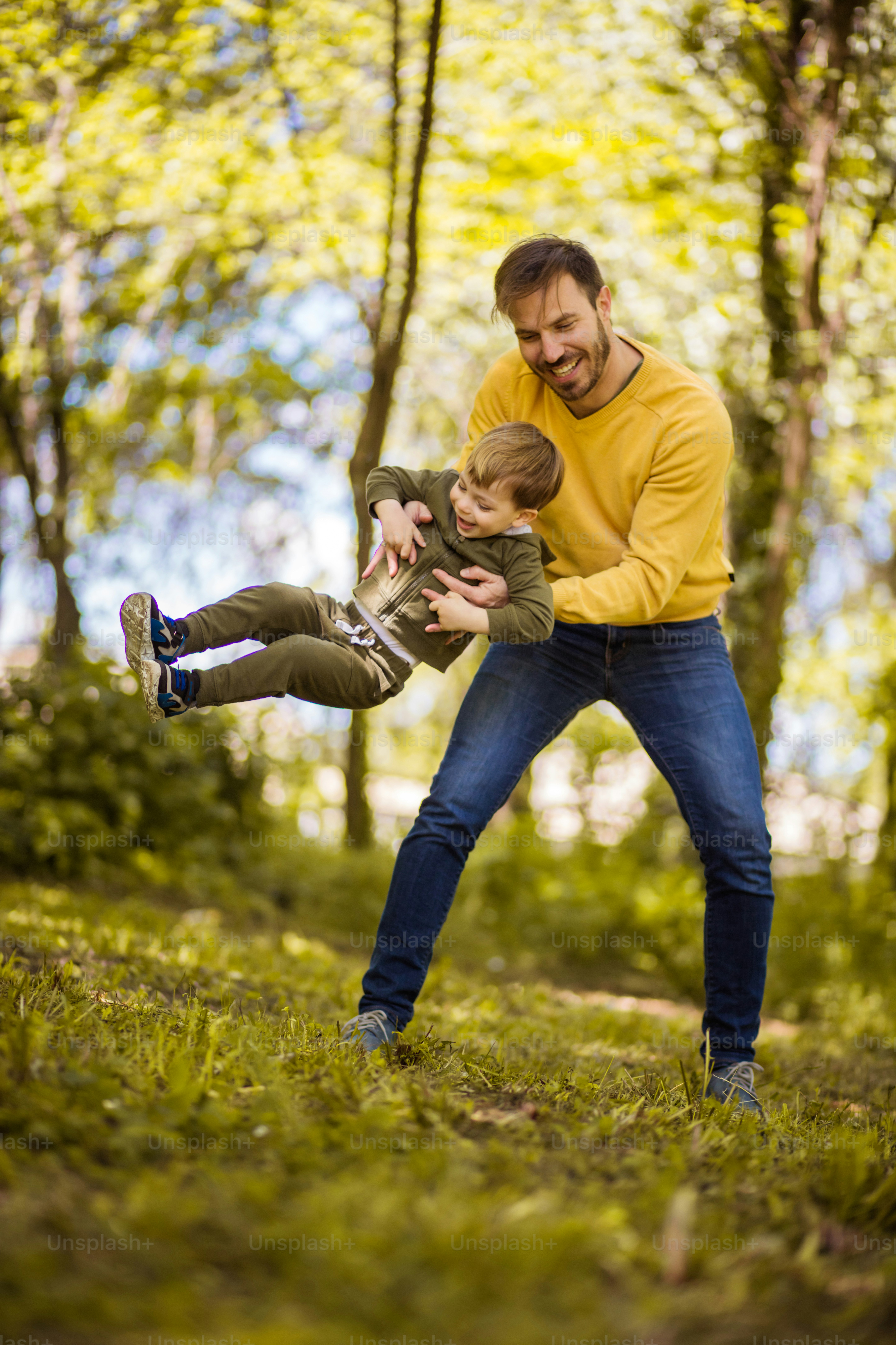 Der Spaß hört nie auf. Vater verbringt Zeit mit seinem Sohn draußen.