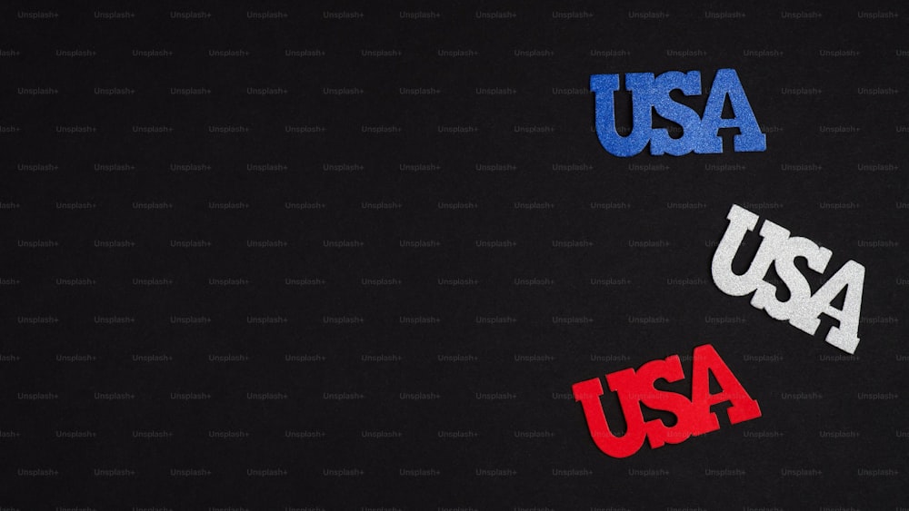 4. Juli, USA Independence Day Banner Vorlage. Schwarzer Hintergrund mit blau-rot-weißen USA-Dekorationen. Fourth of July Grußkartendesign, Poster-Mockup.
