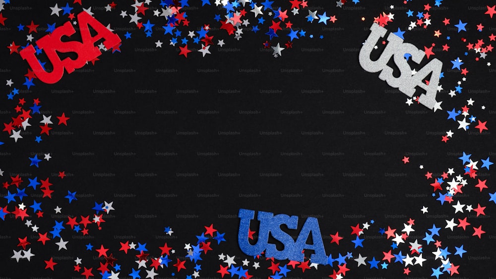 Confeti rojo, blanco, azul y signos de EE. UU. sobre fondo oscuro. Maqueta de bandera patriótica del 4 de julio, concepto de feliz día de la independencia. Celebración de las fiestas nacionales de Estados Unidos.
