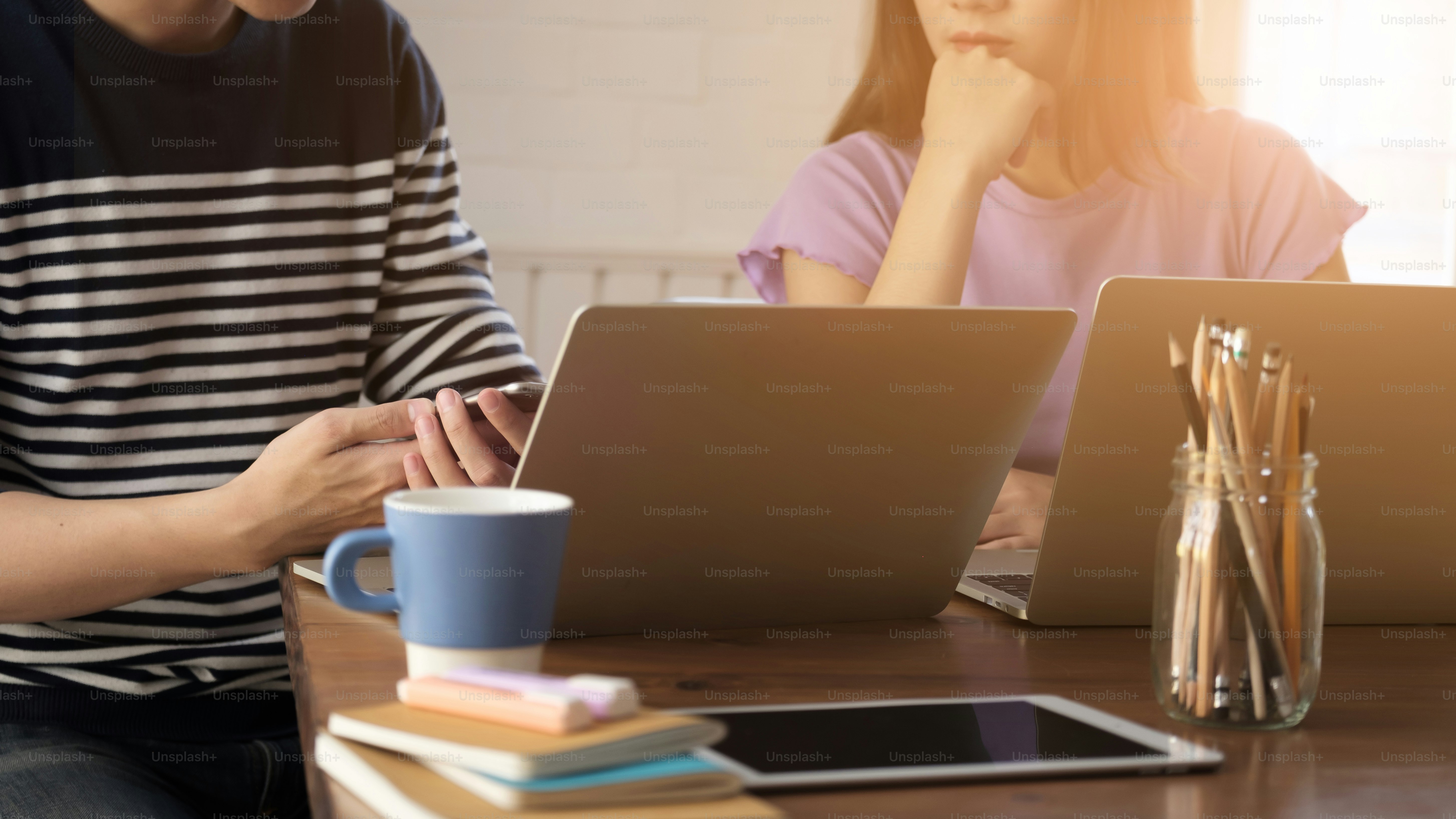 Gruppe asiatischer Geschäftsleute und kreativer Designer trifft sich im Café Casual Talk