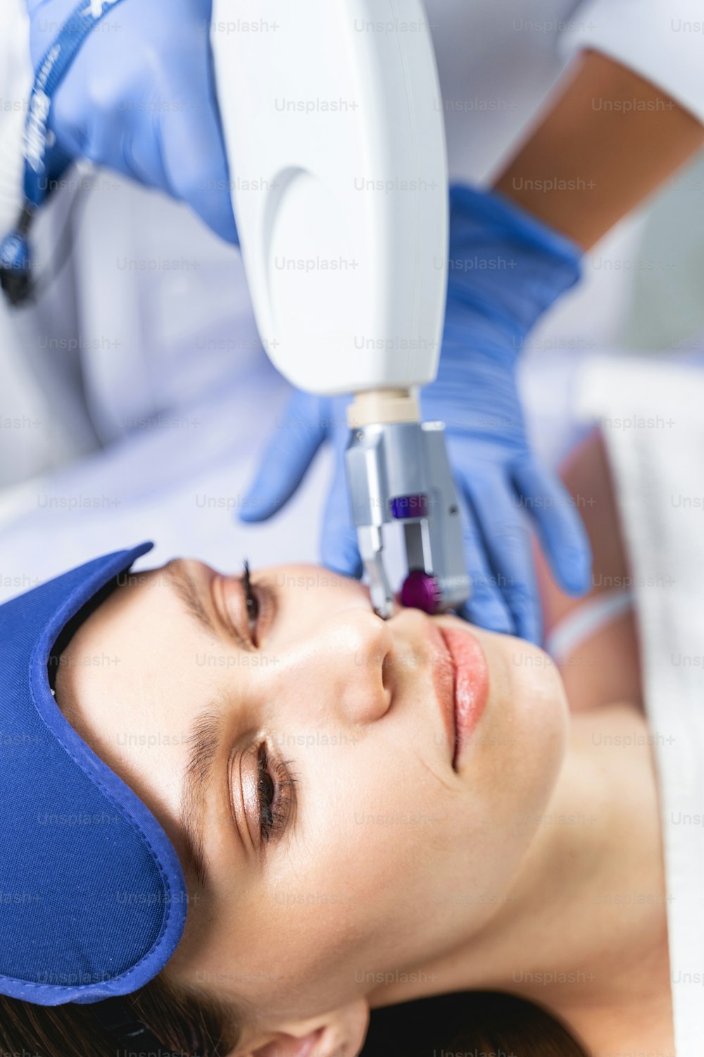 Nahaufnahmeporträt einer jungen Frau, die sich in einem Schönheitssalon einem nicht-chirurgischen kosmetischen Eingriff unterzieht